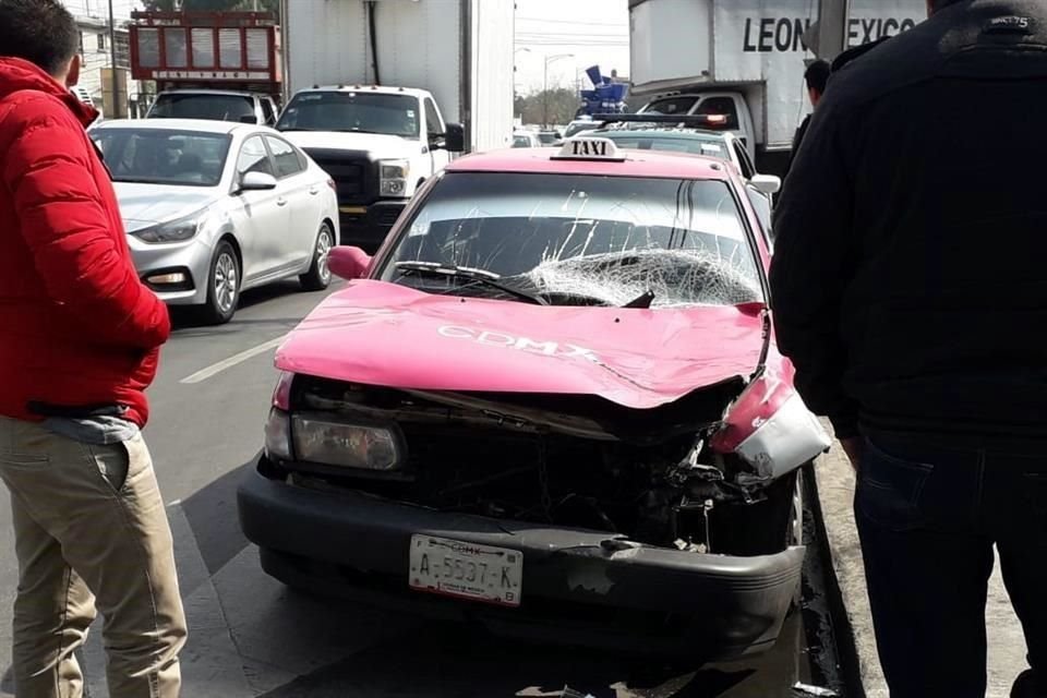 El taxista sólo resultó con golpes menores y fue atendido en el lugar por servicios de emergencia.