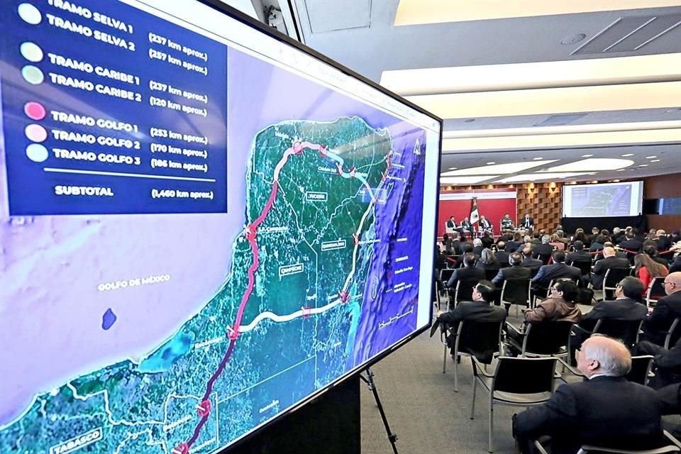 El Presidente afirmó que el Ejército ayudará a construir dos tramos del Tren Maya en 2022.