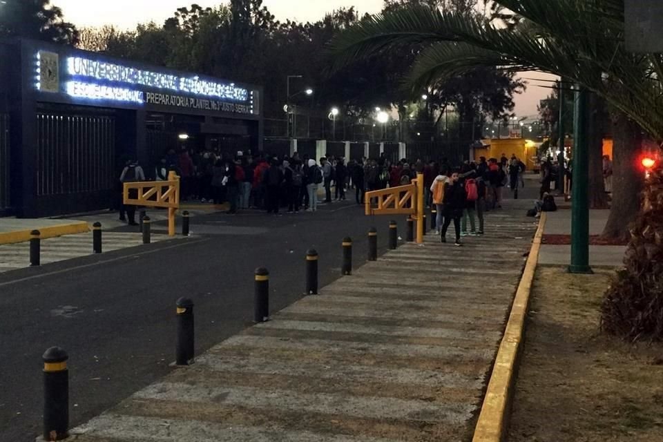 Afuera del plantel permanecen padres y alumnos.