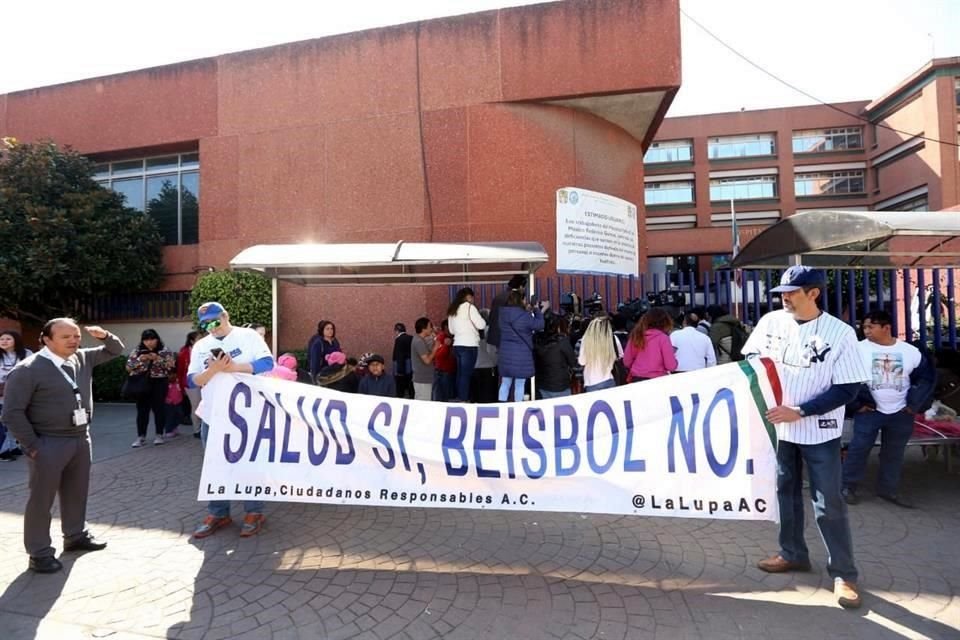 Familiares inconformes por la falta de medicamentos.