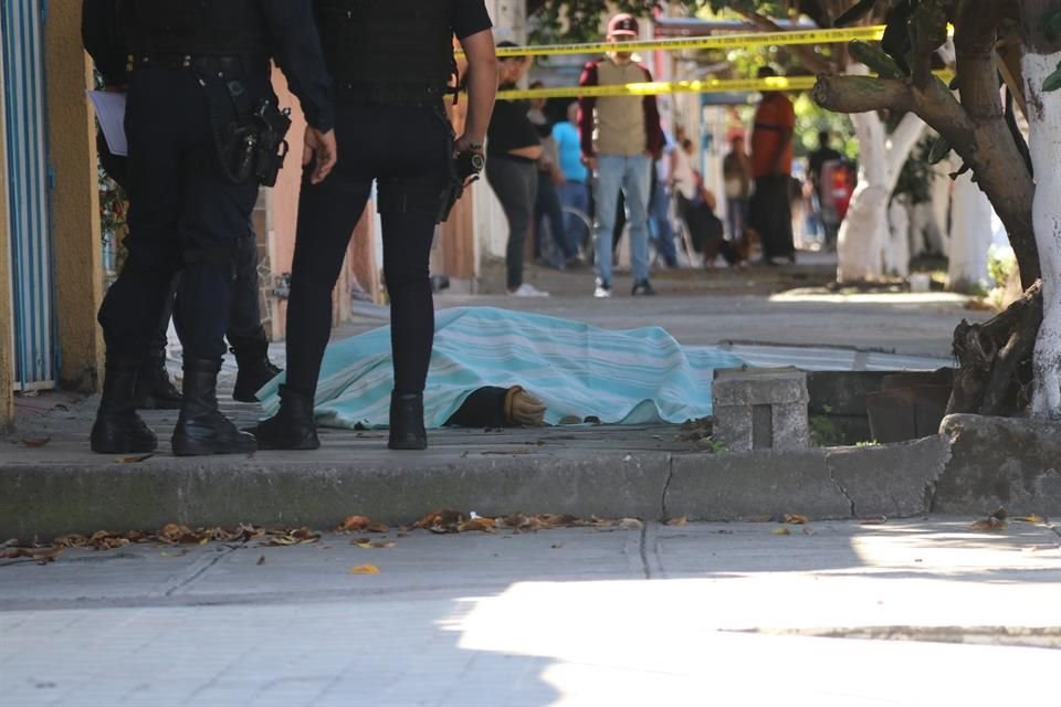 Un hombre de la tercera edad fue asesinado a balazos en la Colonia San Juan Bosco; testigos dicen que pudo ser una agresión por la disputa de una herencia.