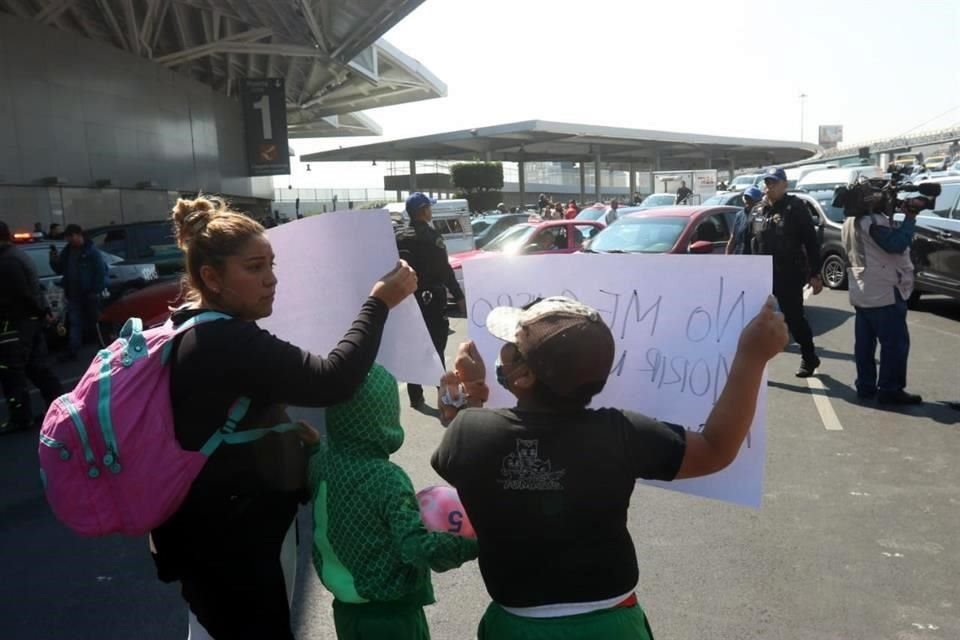 Niños acompañan a sus padres en la protesta.