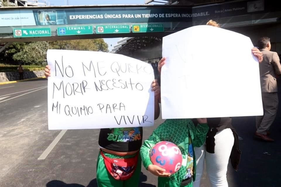 De acuerdo con los padres, el Hospital Infantil no cuenta con el tratamiento para sus hijos.