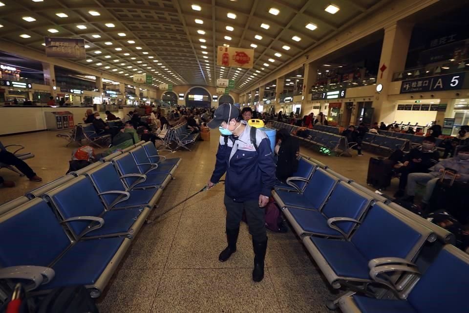 Un trabajador de limpieza desinfecta una zona en el aeropuerto de Wuhan, Chinm.