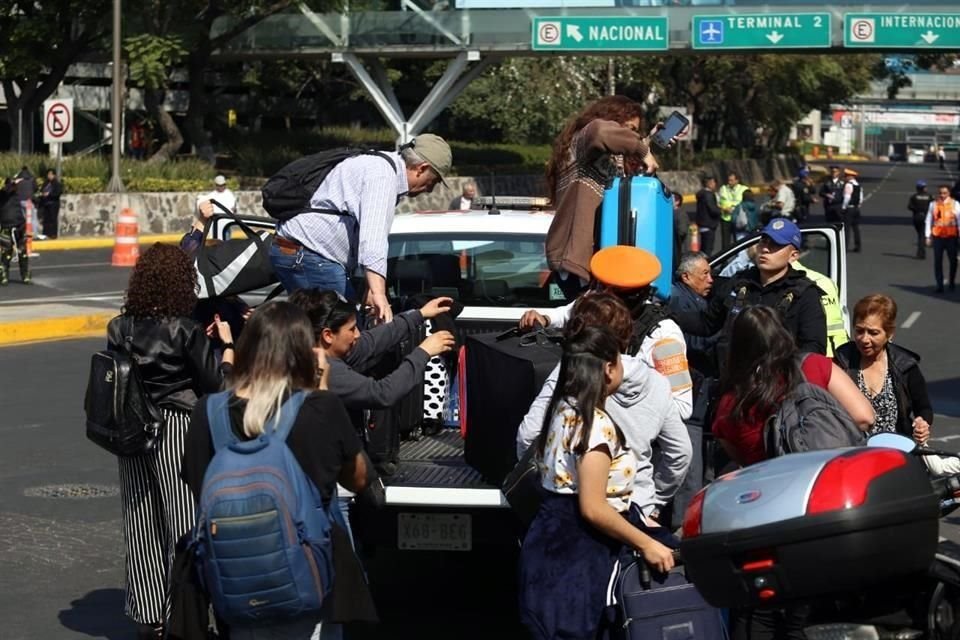 Usuarios tienen que caminar o ser trasladados en camionetas de la Policía capitalina.