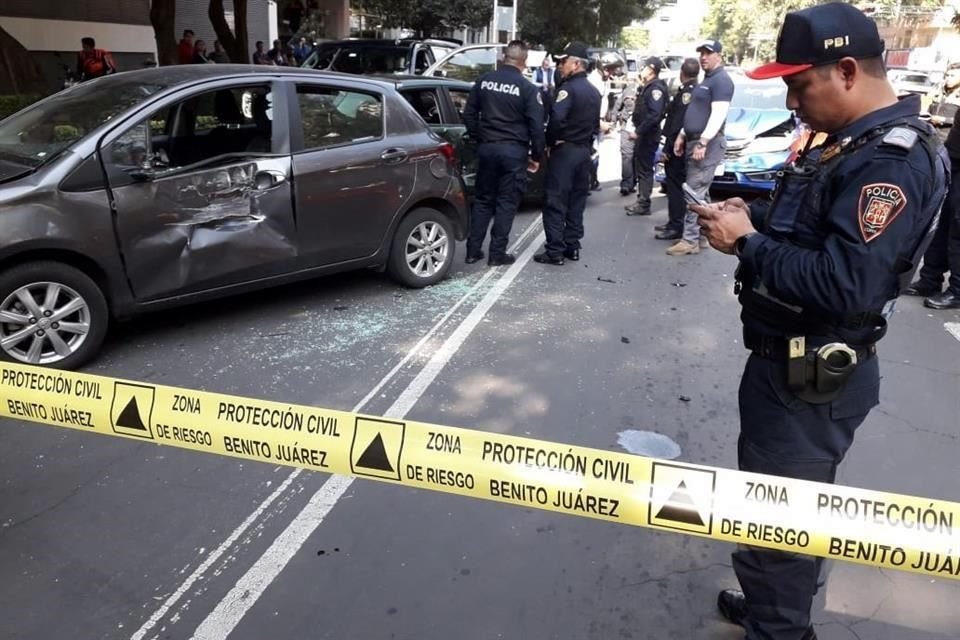 Dos hombres a bordo de una motocicleta lesionaron de bala al conductor de una camioneta en Avenida Cuauhtémoc.