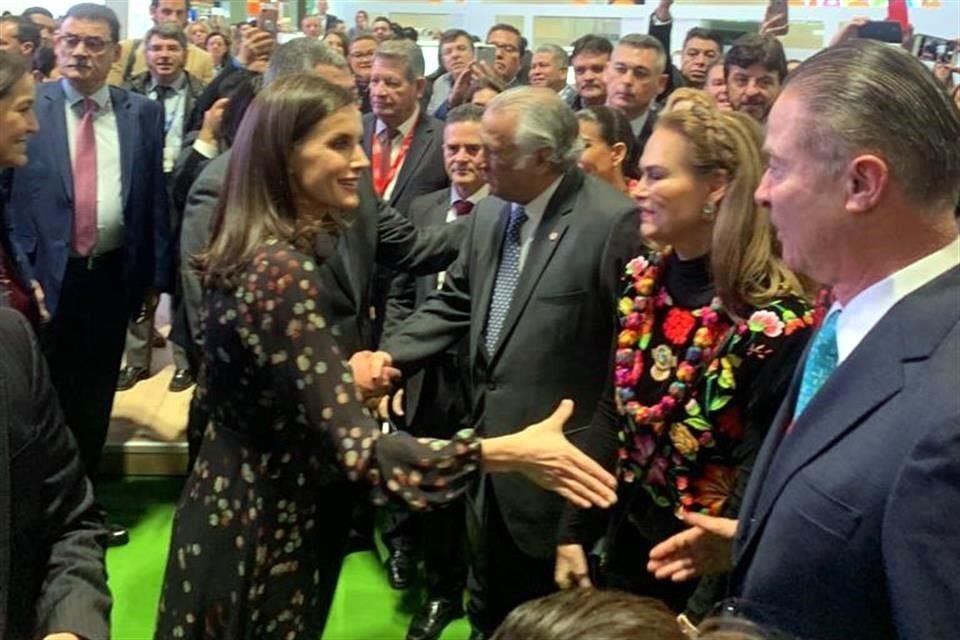 La Reina Letizia saluda a los miembros de la delegación mexicana, encabezada por el Secretario de Turismo, Miguel Torruco en FITUR 2020.