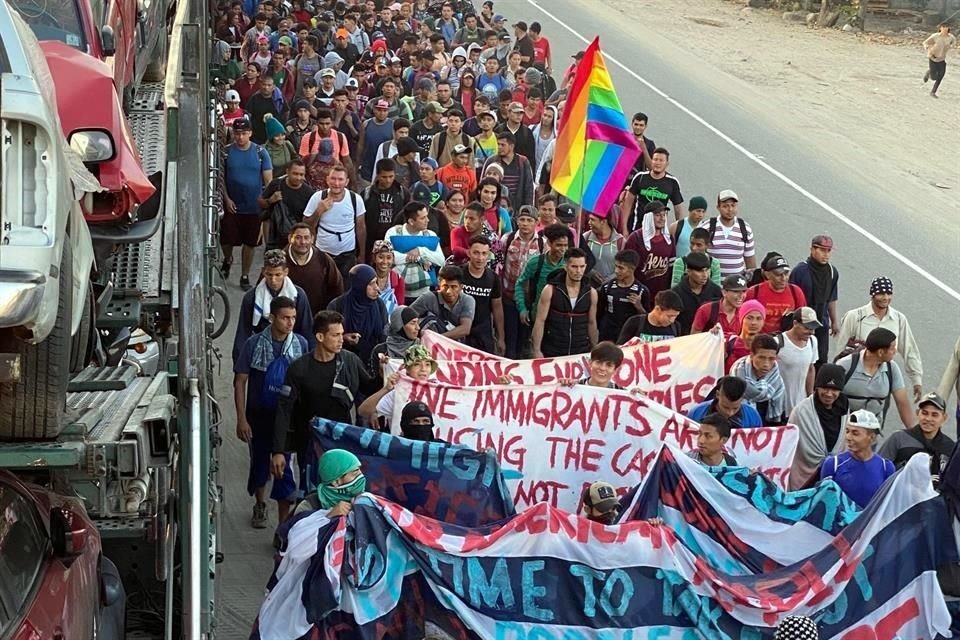 Caravana migrante ingresó a México por Río Suchiate en zona donde no había presencia de Guardia Nacional.