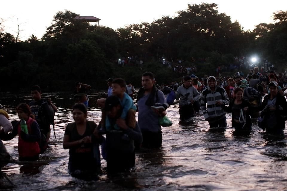 La Caravana 2020 madrugó a las autoridades y logró cruzar a México por el río Suchiate.