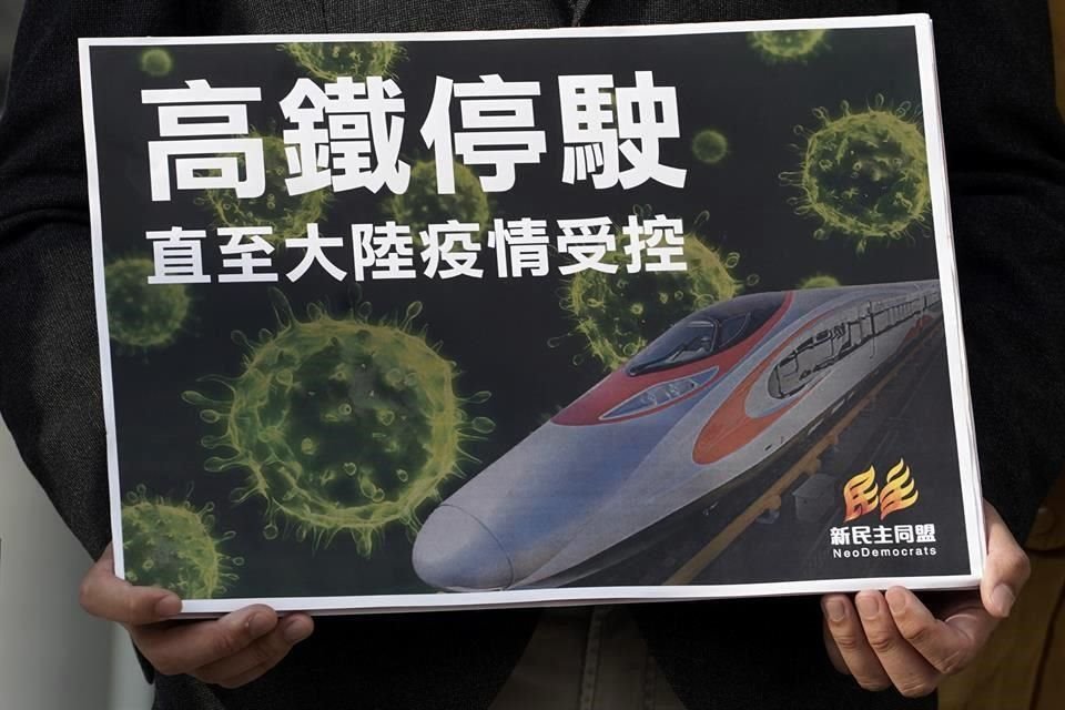 Autoridades chinas han puesto en cuarentena dos ciudades y cerraron redes de transporte, instando a los residentes a quedarse en casa para evitar más contagios.