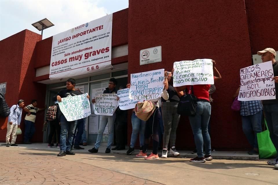 Padres de niños con cáncer han protestado ante la falta de medicamentos en el Hospital Infantil.