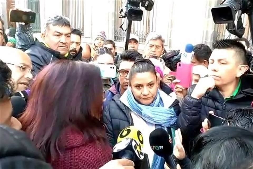 Padres con Leticia Ramírez, de Atención Ciudadana.