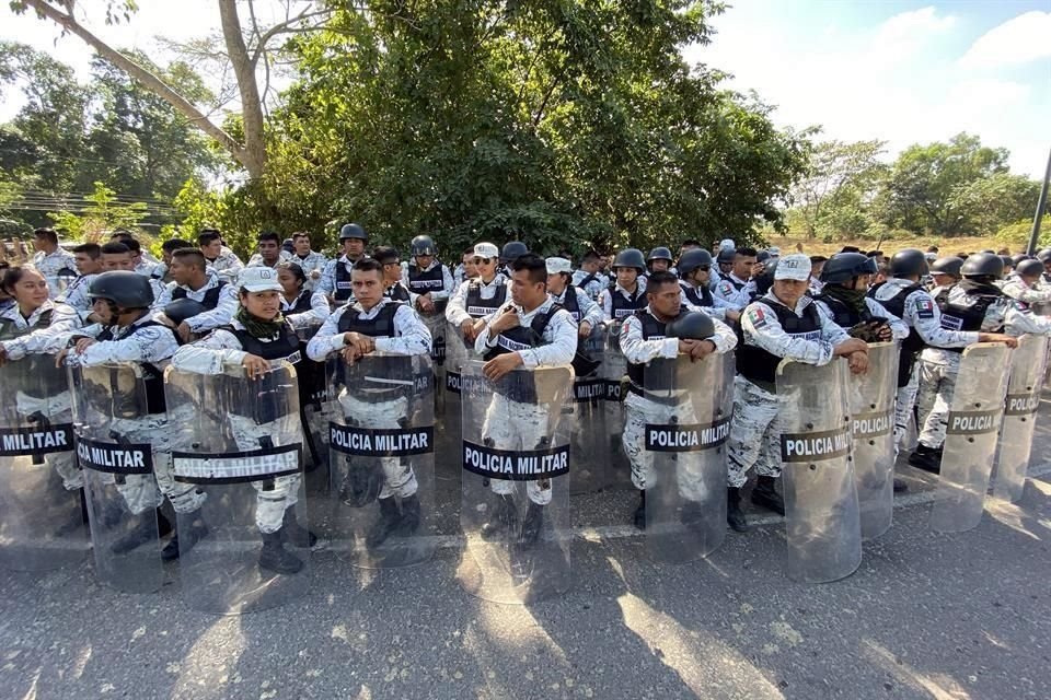 Los efectivos de seguridad esperan al contingente que hizo una parada en Ciudad Hidalgo.