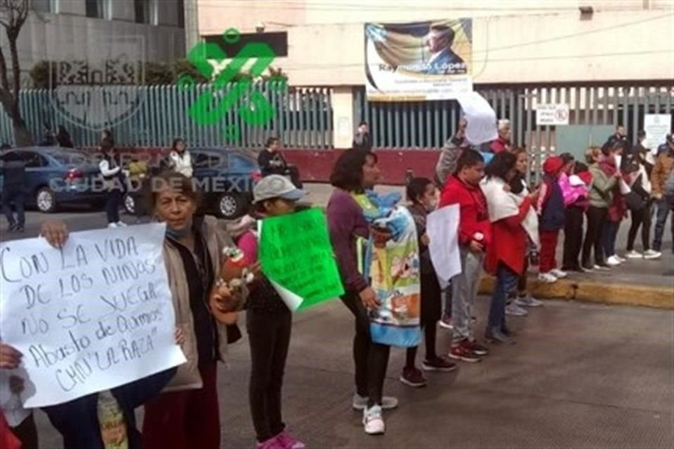 Padres de niños con cáncer bloquean Circuito Interior, a la altura del Hospital General La Raza, para exigir medicamentos.