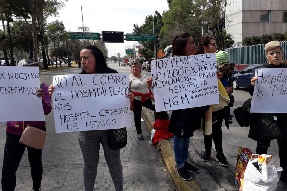 Padres de niños con cáncer bloquean Circuito Interior, a la altura del Hospital General La Raza.