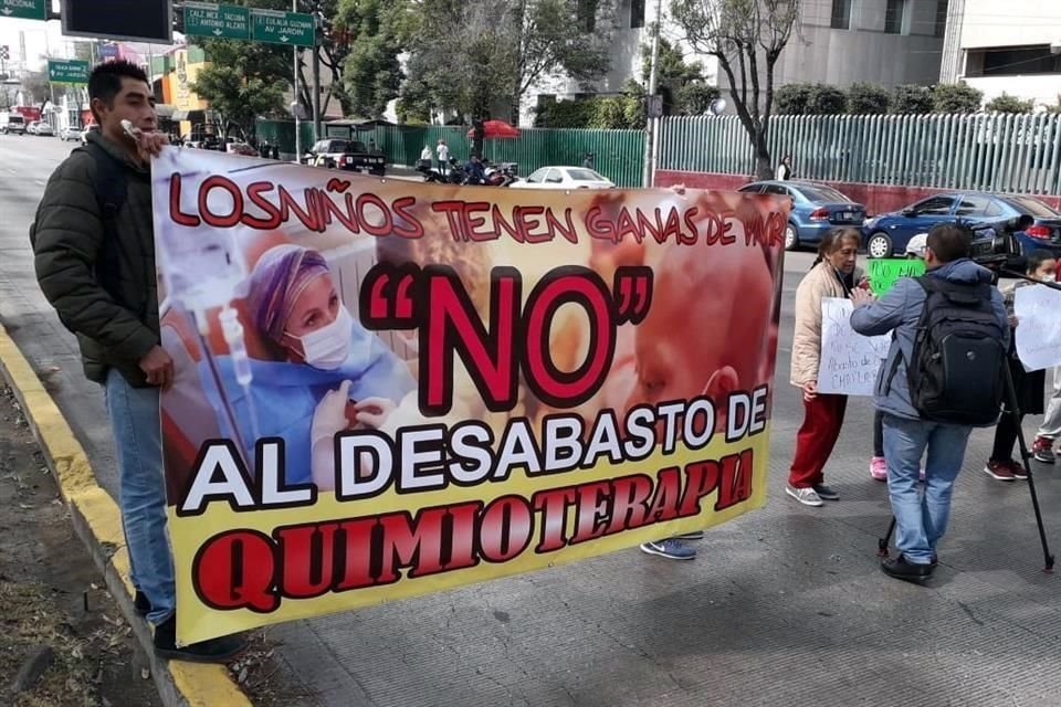 Afectados exigen que el Presidente Andrés Manuel López Obrador se comprometa, a través de un documento firmado, a surtir los medicamentos.