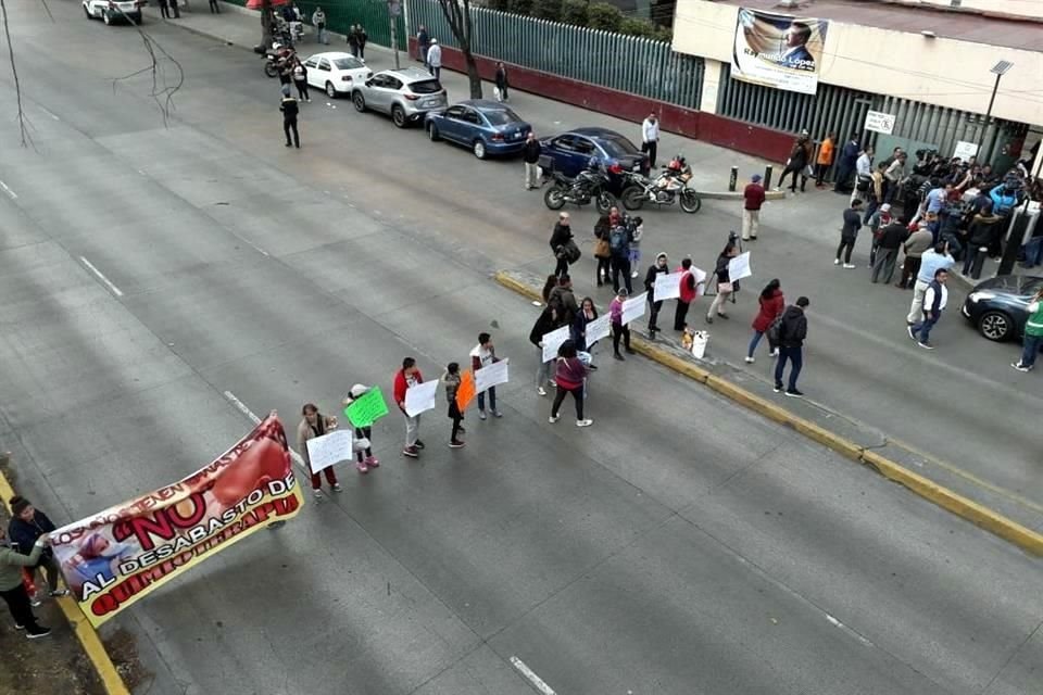 'Se registra bloqueo sobre Circuito Interior al poniente y Vallejo, colonia La Raza, @AzcapotzalcoMx. Utiliza como alternativa vial Av. Antonio Valeriano. #MovilidadCDMX #C5', informó el C5