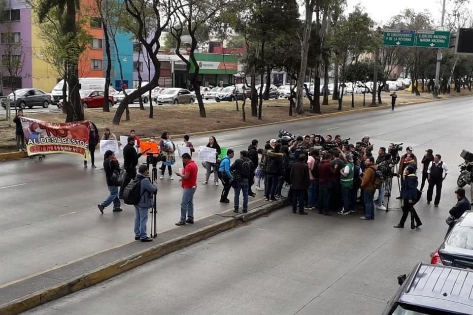 Padres de niños con cáncer bloquean Circuito Interior, a la altura del Hospital General La Raza, para exigir medicamentos.