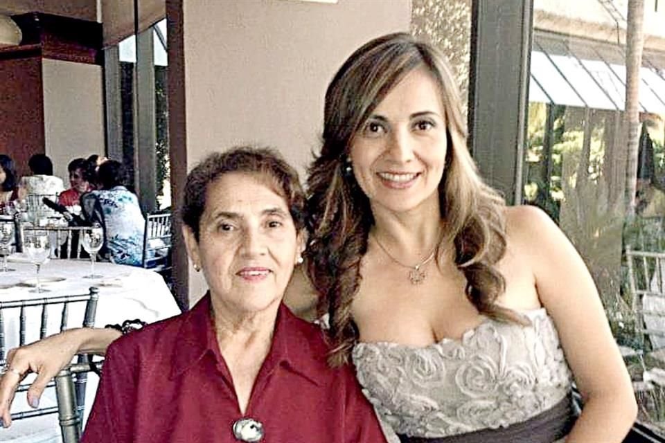 Abril Pérez Sagaón (der.), aquí con su mamá María del Socorro, fue asesinada el 25 de noviembre en la CDMX.