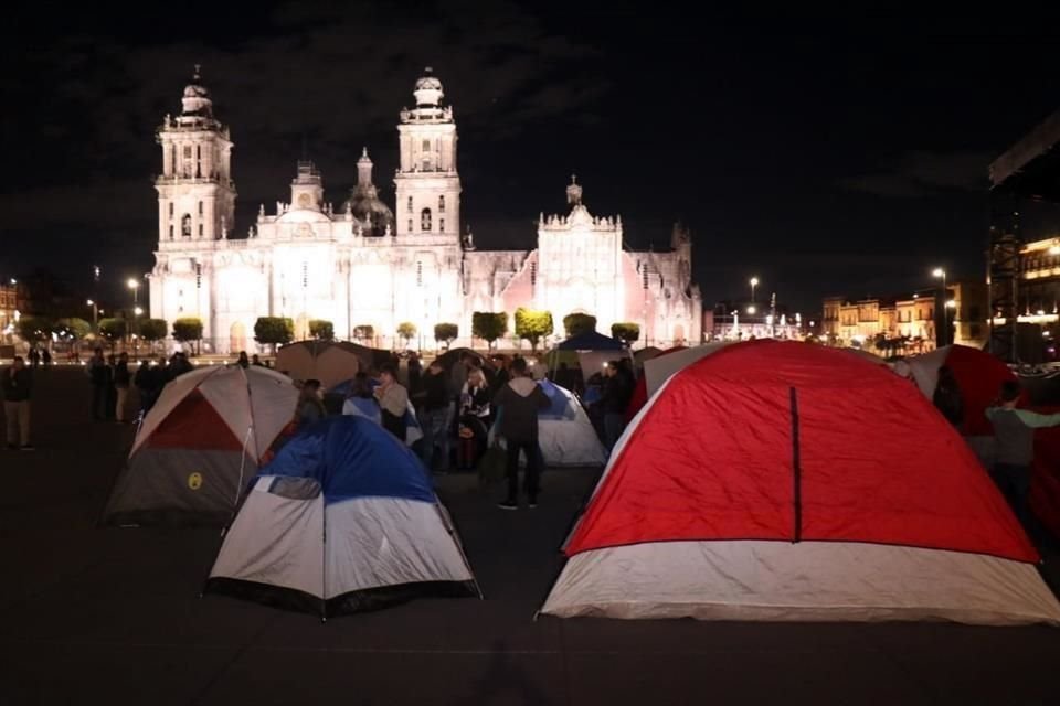 Integrantes de la familia LeBarón llegaron al Zócalo de la CDMX, donde planean dormir previo a participar en 'Caminata por la Paz'.