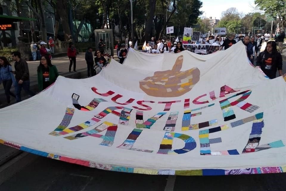 En el contingente se recuerda al periodista Javier Valdez, asesinado en mayo de 2017.