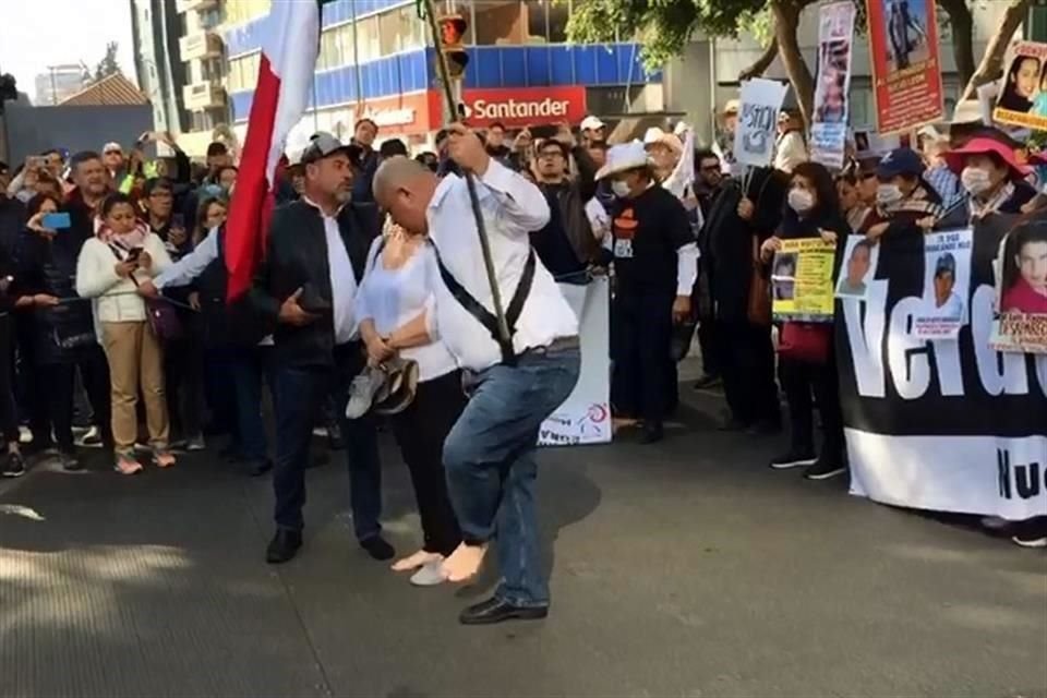 El acto de quitarse un zapato es en recuerdo de uno los niños heridos en la masacre de Bavispe.