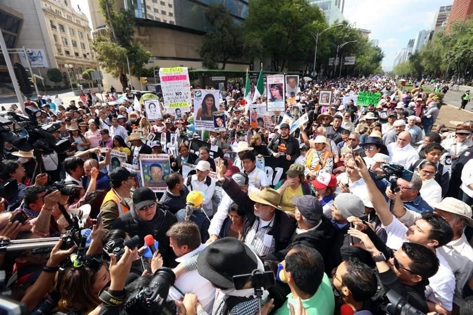 Los integrantes de la Caminata por la Paz con padres de los 43 en el Antimonumento, en el cruce de Reforma y Avenida Juárez.