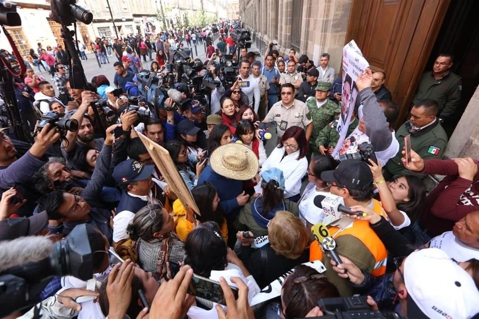 Un grupo acudió a Palacio Nacional a entregar documentos sobre justicia transicional.