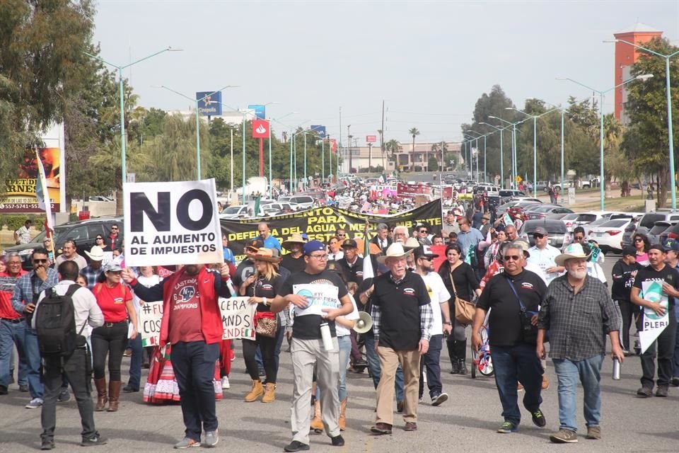 Agentes municipales que vigilaron la marcha calcularon que hubo alrededor de 500 personas, la Dirección de Policía Municipal evitó difundir un número de participantes de manera oficial.