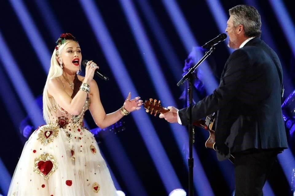 Gwen Stefani realizó un dueto con Blake Shelton, con el cual la noche dio paso al primer galardón.