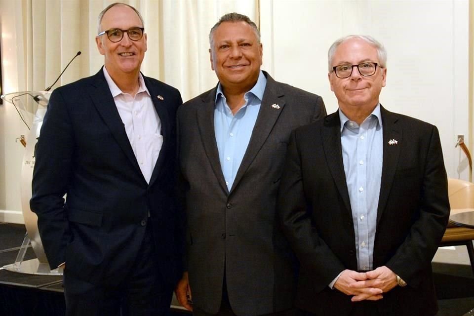 Al centro, Juan González Moreno, presidente y director general de Gruma; con Matthew Myers, Decano de la Escuela de Negocios de la SMU, y Tom Di Piero, Decano del Colegio de Humanidades y Ciencias.