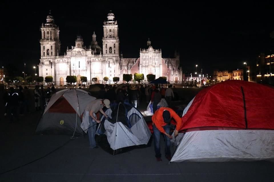 La familia LeBarón pasó la noche del sábado en un campamento en el Zócalo de la CDMX, previo al arribo de la Caminata por la Paz a Palacio Nacional.