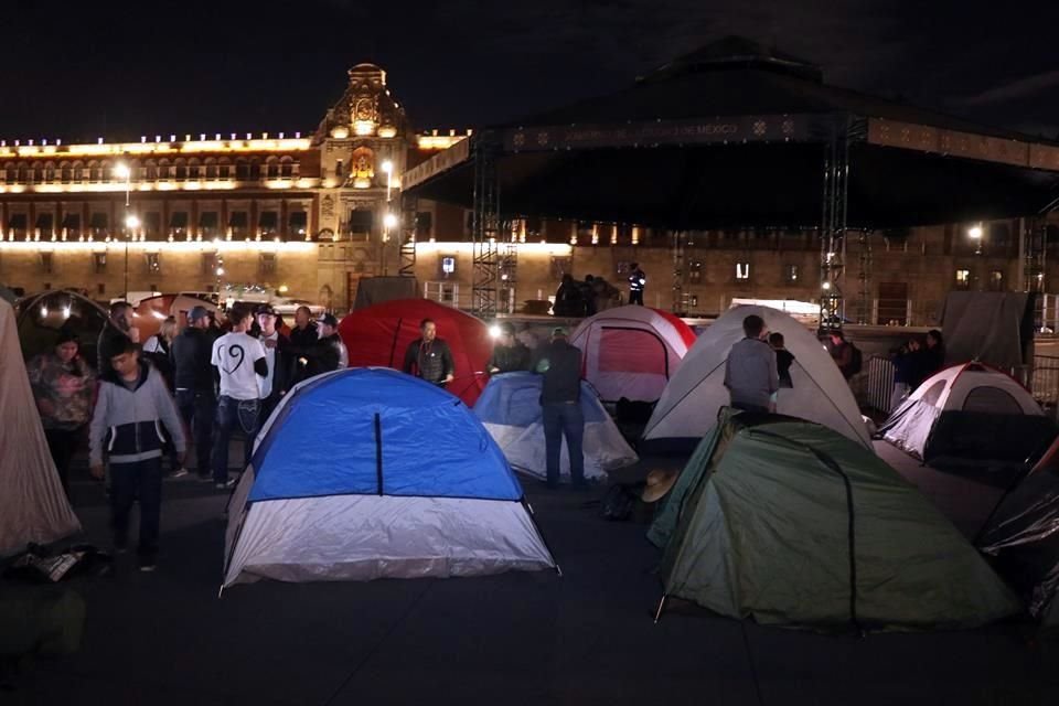 Tras marchar desde Cuernavaca, los LeBarón durmieron el sábado en el Zócalo.