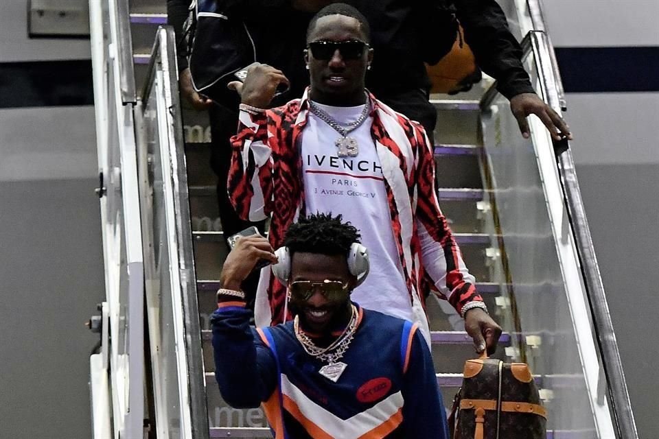 Los jugadores de 49's de San Francisco, Emmanuel Sanders y Deebo Samuel, bajaron del avión tras aterrizar en el Aeropuerto Internacional de Miami.