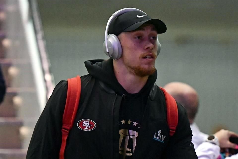 George Kittle descendió del avión escuchando música.