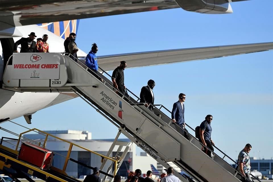 Los jugadores de Jefes de Kansas City ya están en Miami para enfrentar el SB ante San Francisco.