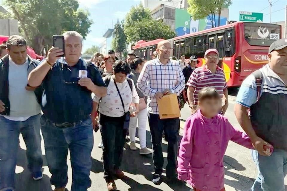 Padres de niños con cáncer de diversos estados marchan del Hospital Infantil a Segob para exigir mesa que atienda demanda de fármacos.