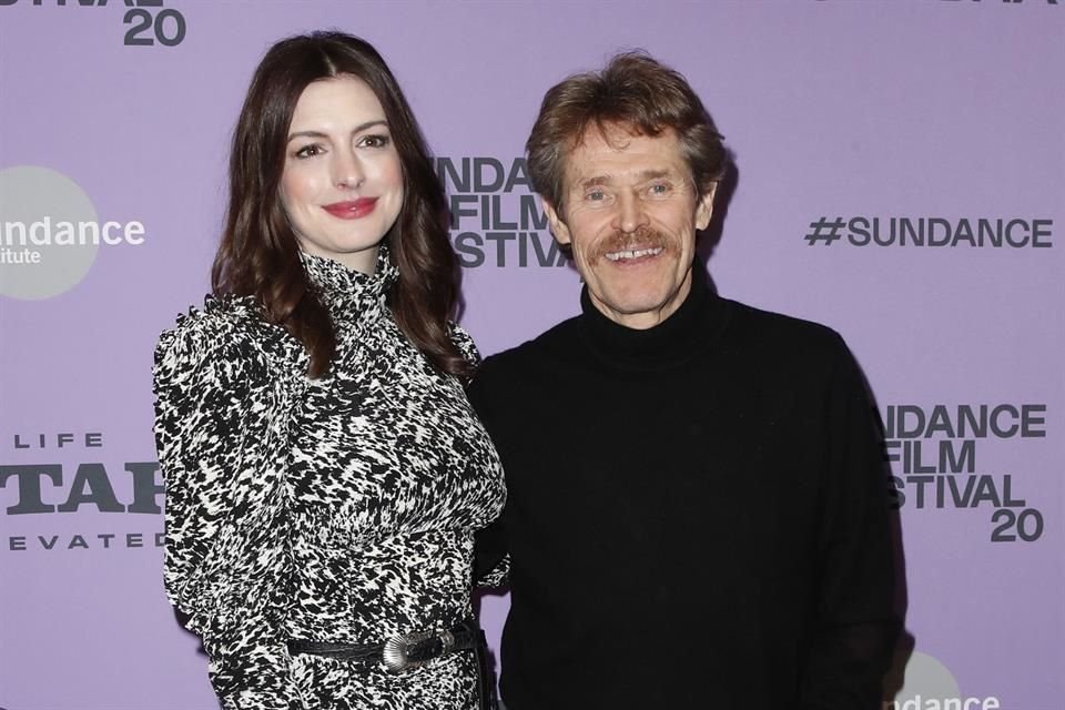 El en filme, Hathaway da vida a una periodista dura, Elena McMahon, quien además es madre soltera, y Willem Dafoe interpreta a su padre.