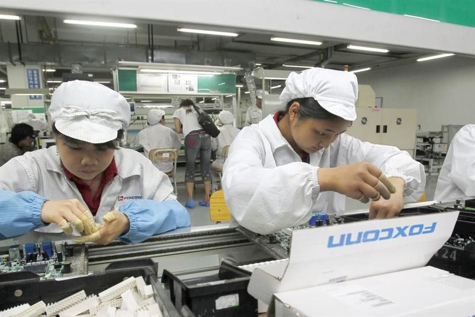 Foxconn, empresa china fabricante del iPhone, podría frenar líneas de producción del teléfono si coronavirus avanza por el país asiático.