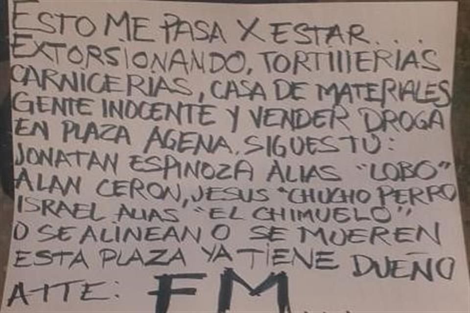 'Esto me pasa x estar extorsionando tortillerías', se lee en una pancarta junto al cuerpo de un hobre desmembrado en La Paz, Edomex.