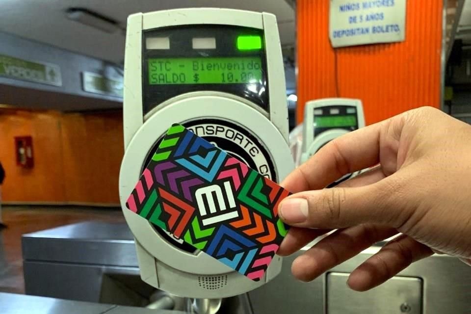 Por el Día del Amor y la Amostad, el STC llamó a usuarios a extremar precauciones si ingresan al sistema con globos metálicos.