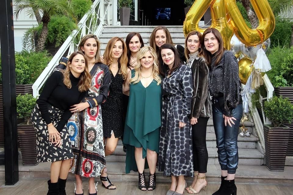 La festejada con un grupo de amigas.