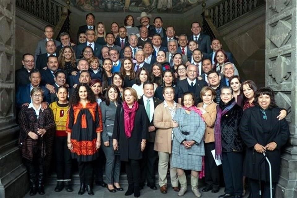 Los senadores posan en Palacio Nacional junto con el Presidente López Obrador.