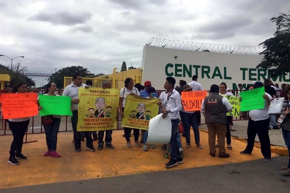 Los ciudadanos aseguraron que hay desabasto de medicamentos en el hospital estatal y en el IMSS.