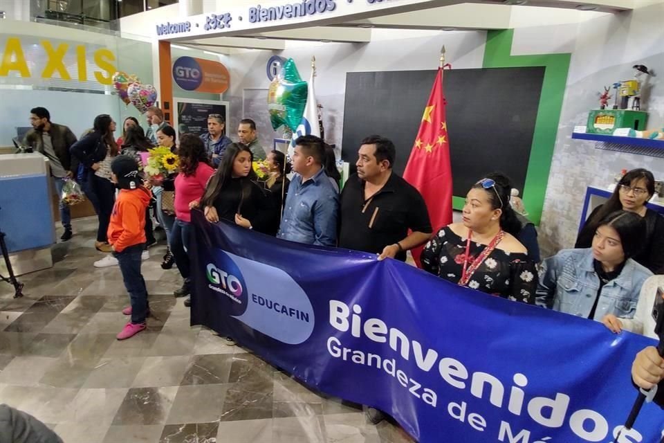 Los familiares recibieron a los estudiantes en el Aeropuerto Internacional del Bajío.