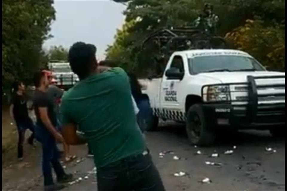 El 3 de febrero, elementos de la Guardia fueron recibidos a huevazos y pedradas por un grupo de civiles en Michoacán cuando acudieron a retirar un narcobloqueo.