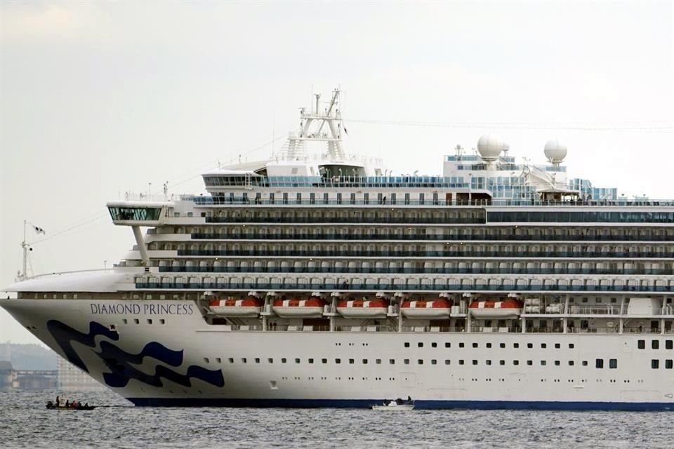 Japón puso en cuarentena a crucero con 3 mil 500 personas a bordo luego que pasajero se infectara de coronavirus tras bajar en Hong Kong.