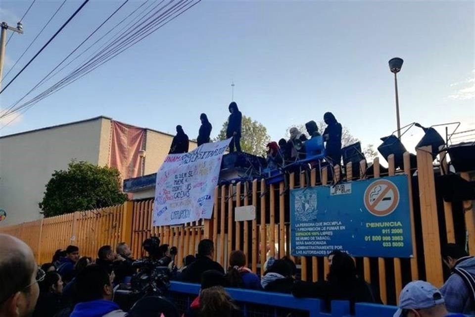 Ayer, desde antes de las 7:00 horas, la Prepa 8 fue cerrada. Alumnos acudieron hoy para intentar ingresar a las aulas, pero fue impedido.