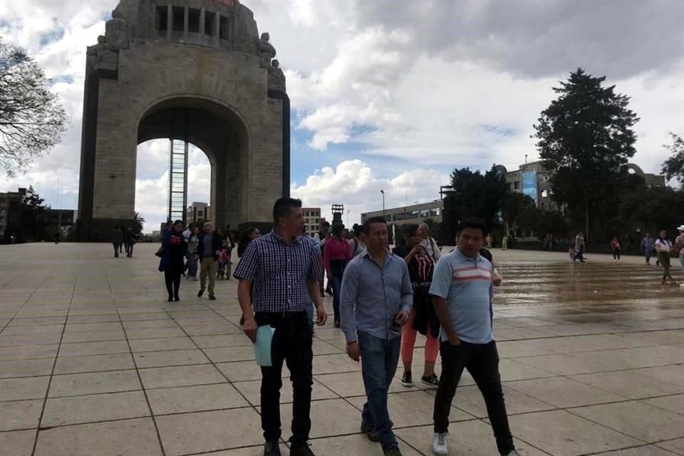 Los padres avanzan sobre Avenida Revolución hacia Bucareli sin afectar la circulación vial.