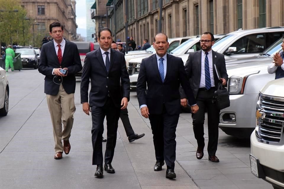 Los Gobernadores Francisco Domínguez, de Querétaro, y Martín Orozco, de Aguascalientes, a su llegada a Palacio Nacional.